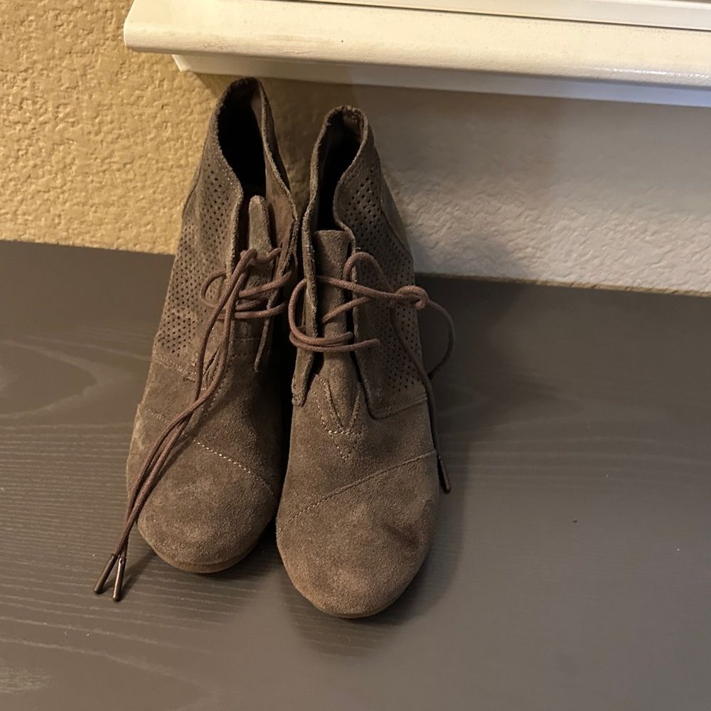Toms Women's Lace Up Suede Boots Taupe Size 8